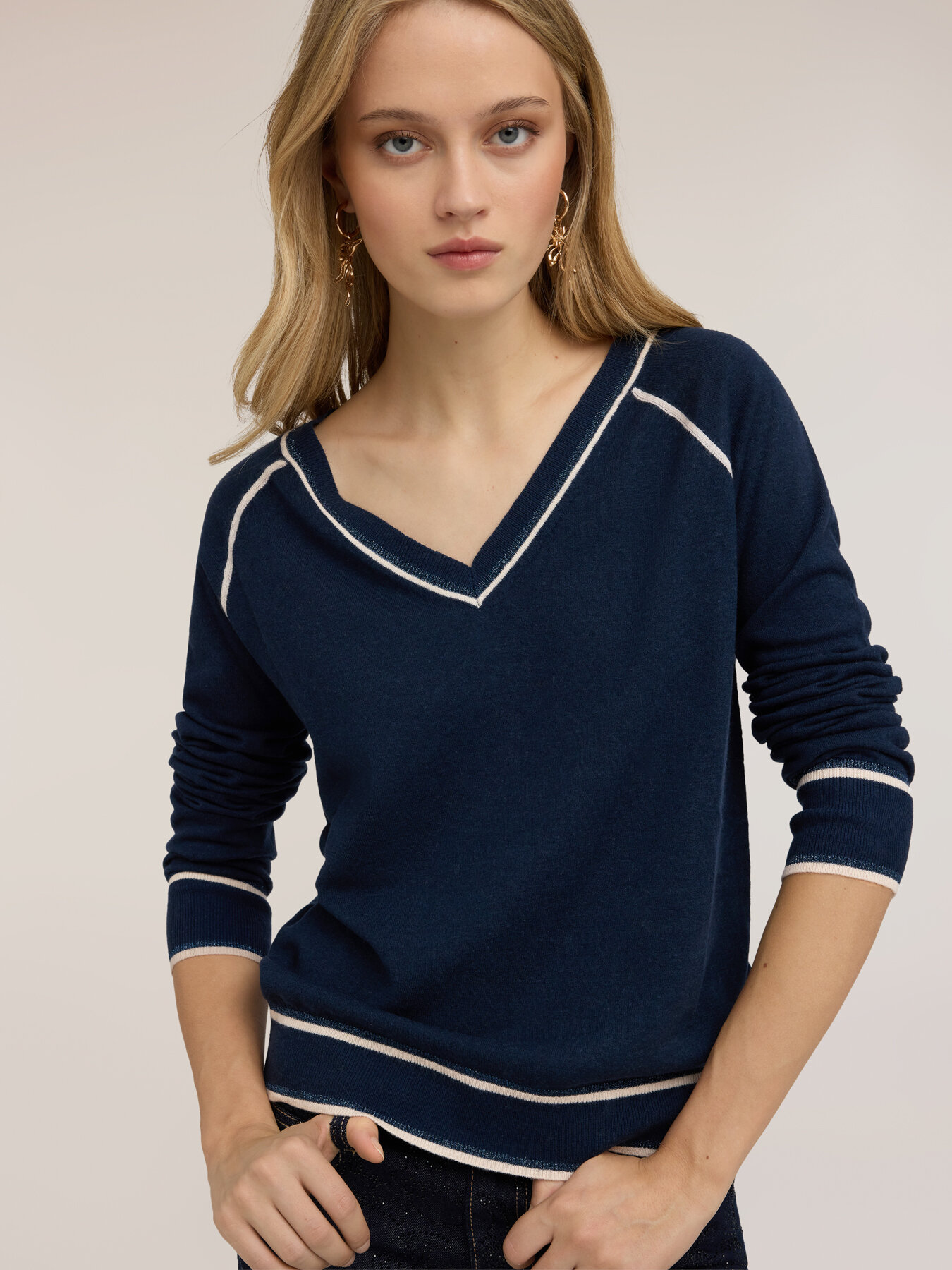 V-neck sweater in wool and silk blend image number 3