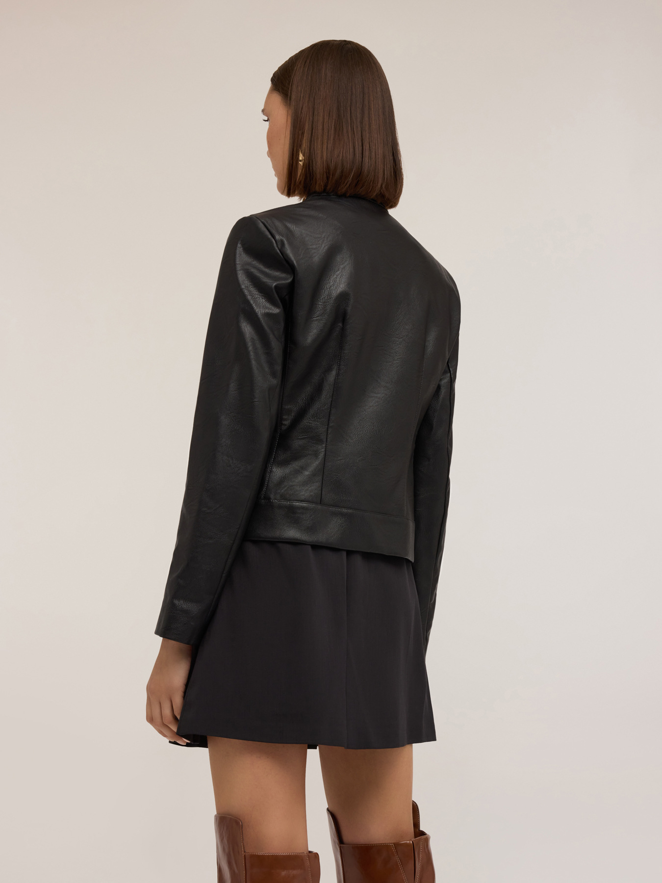 Jacke aus beschichtetem Stoff mit formgebenden Schnitten image number 1