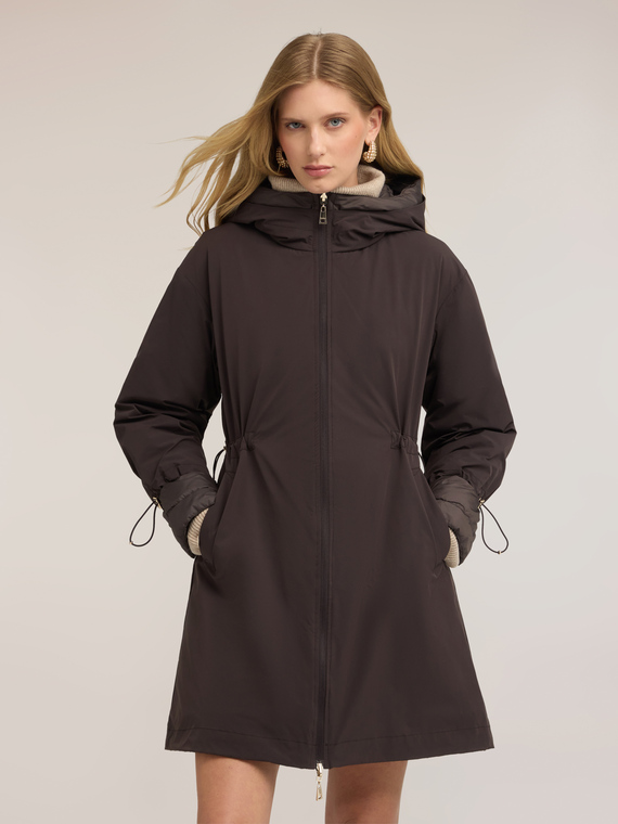 Parka acolchado con capucha y cord&oacute;n ajustable
