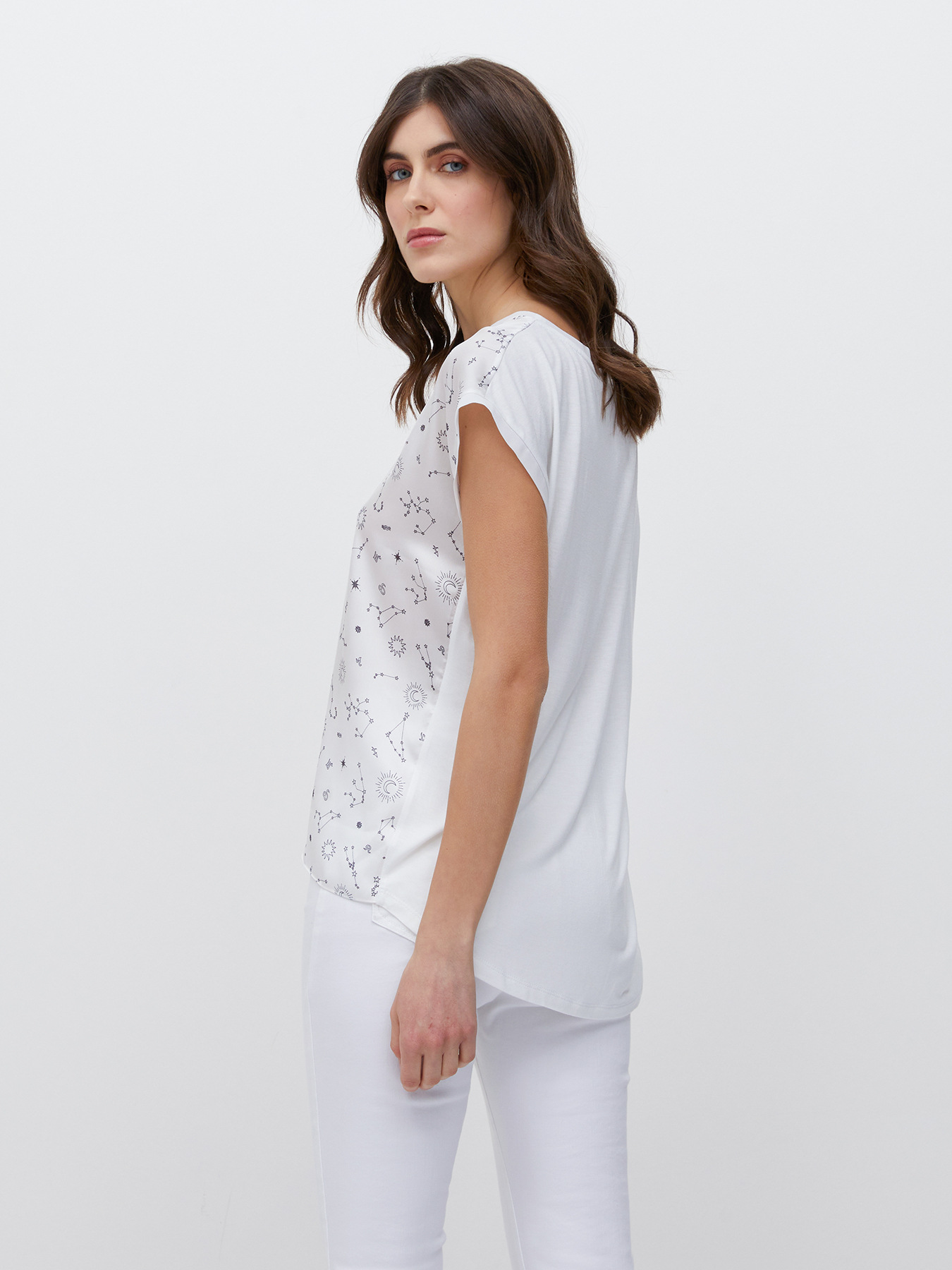 Camiseta bimateria con estampado de constelaciones image number 1