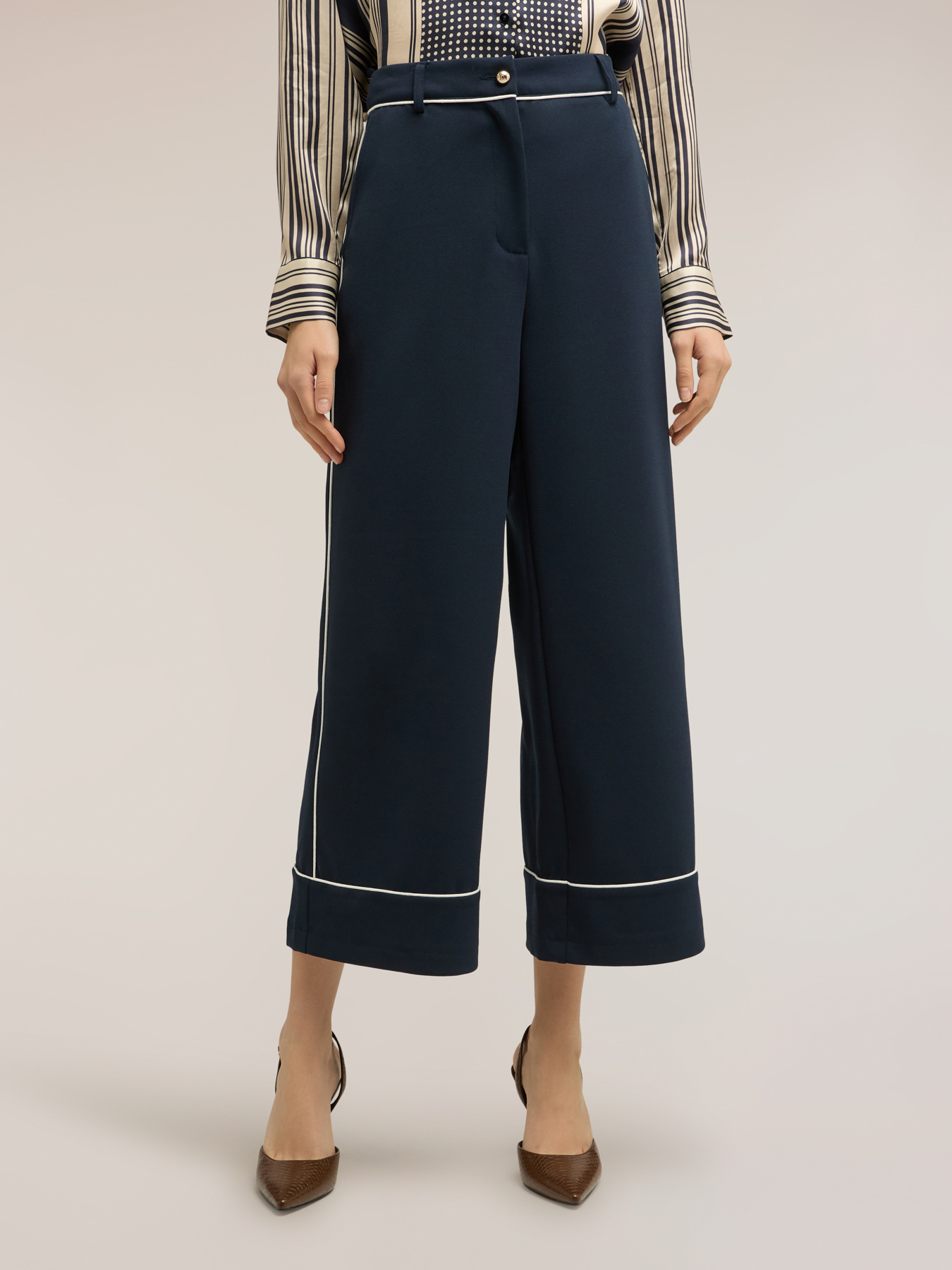Pantalon cropped avec d&eacute;tails contrastants image number 2
