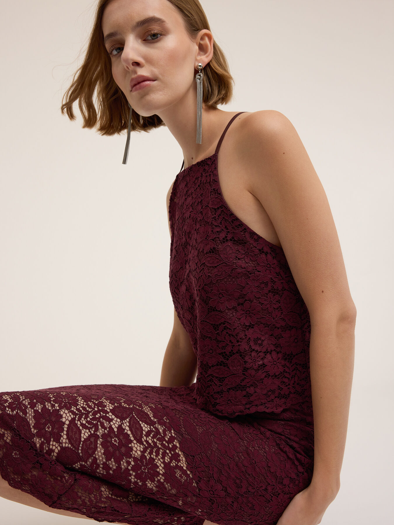 Top de encaje con escote halter image number 2