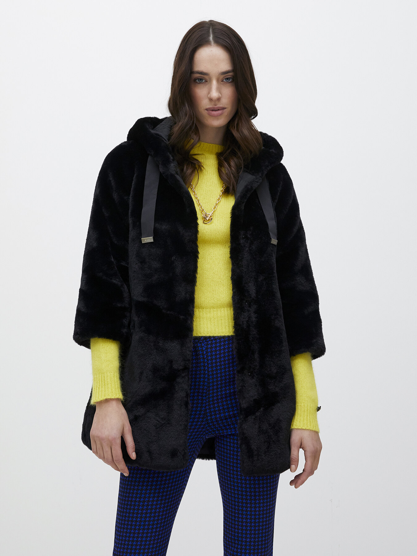 Manteau avec capuche en fausse fourrure image number 1