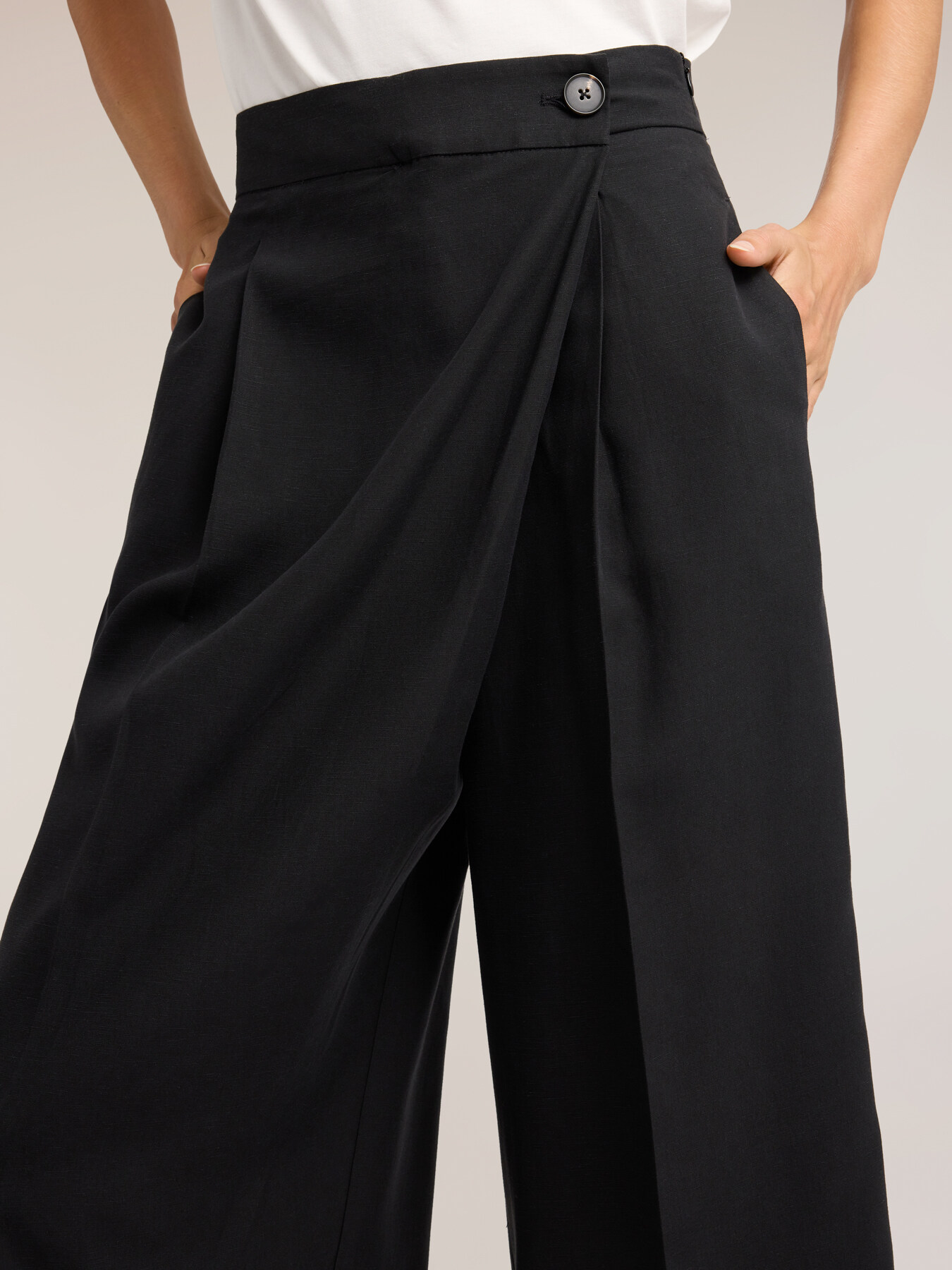 Cropped-Hose mit Pareo-Effekt image number 3