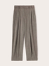 Pantalones modelo zanahoria con pliegues image number 4