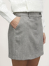 Falda corta en tejido de espiga image number 3
