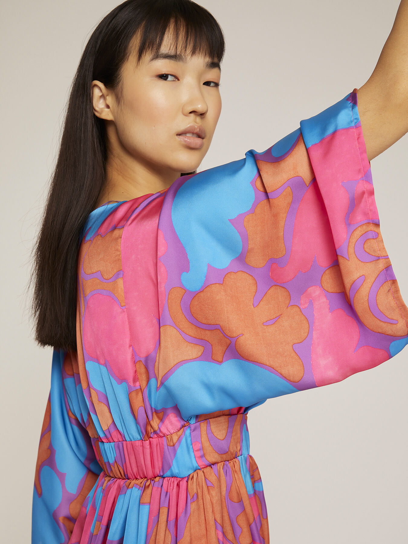 Vestito corto a kimono in raso fantasia floreale image number 2