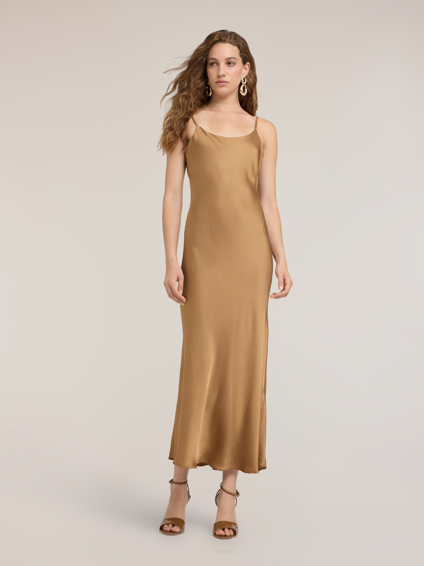 Long satin dress with thin straps image number 3