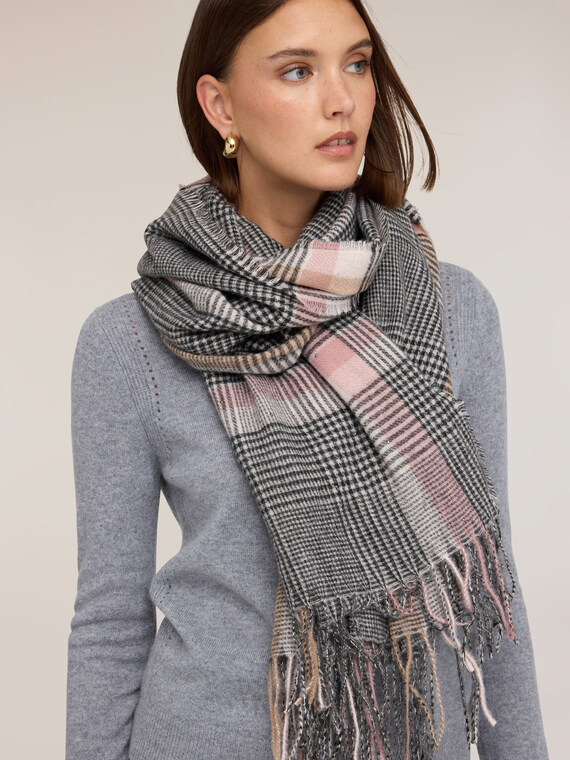 Checked scarf with fringing