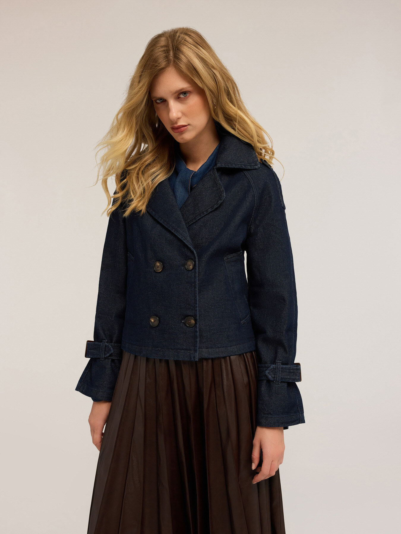 Trench court crois&eacute; en denim image number 0