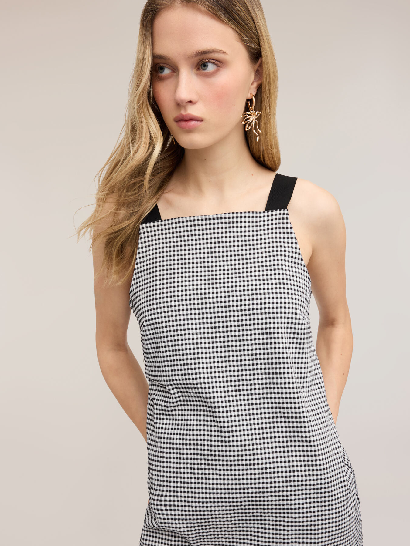 Short A-line dress with gingham pattern image number 3