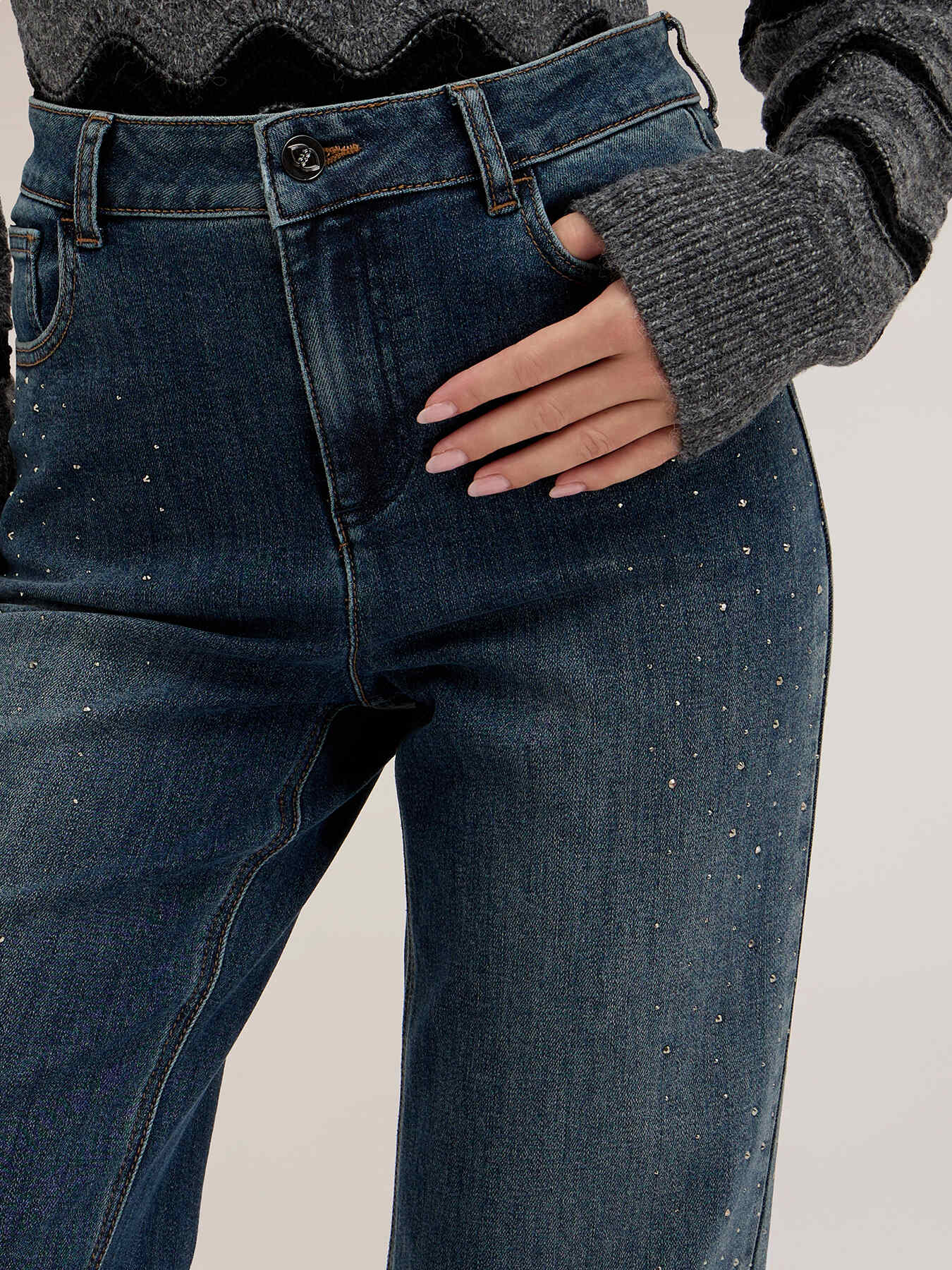 Weite Jeans mit Strass-Applikationen image number 3