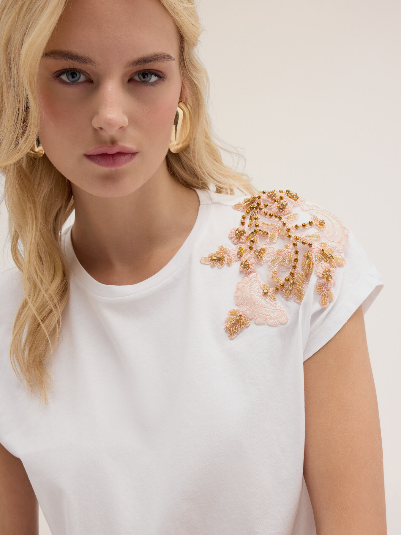 T-shirt con patch ricamato image number 2