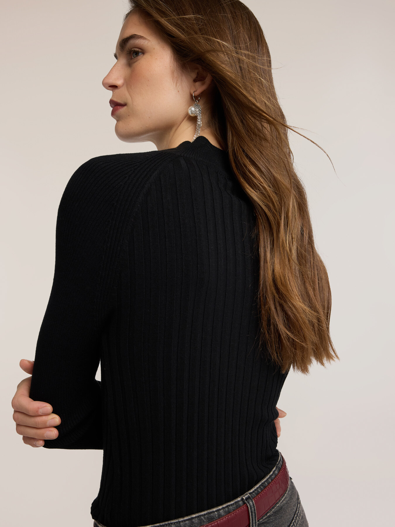 Diagonal ribbed sweater with asymmetric hem image number 3