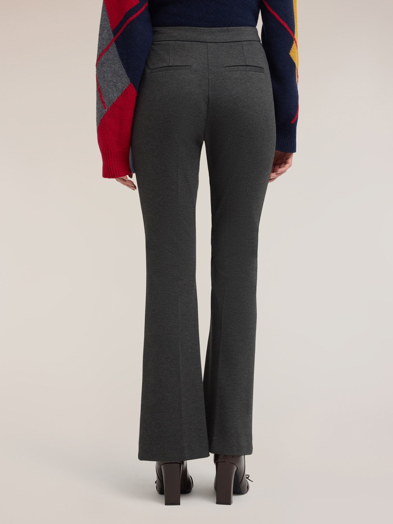 Pantalones acampanados en punto milano image number 1