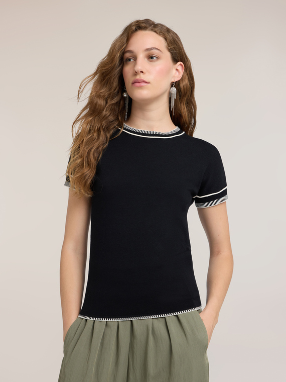 Pull en viscose &agrave; maille unie avec bords contrastants