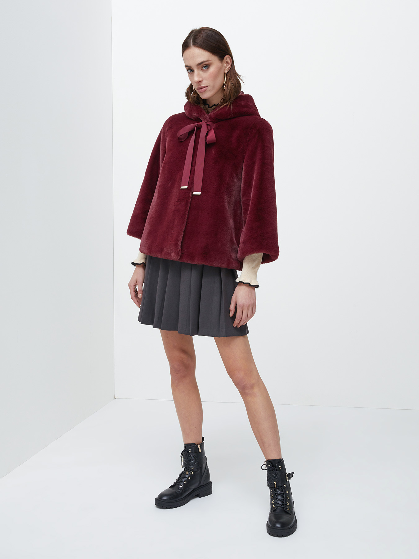 Cappotto corto in simil pelliccia image number 0