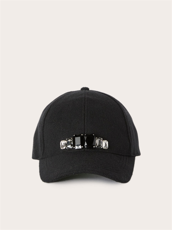 Gorra con bordado de piedras
