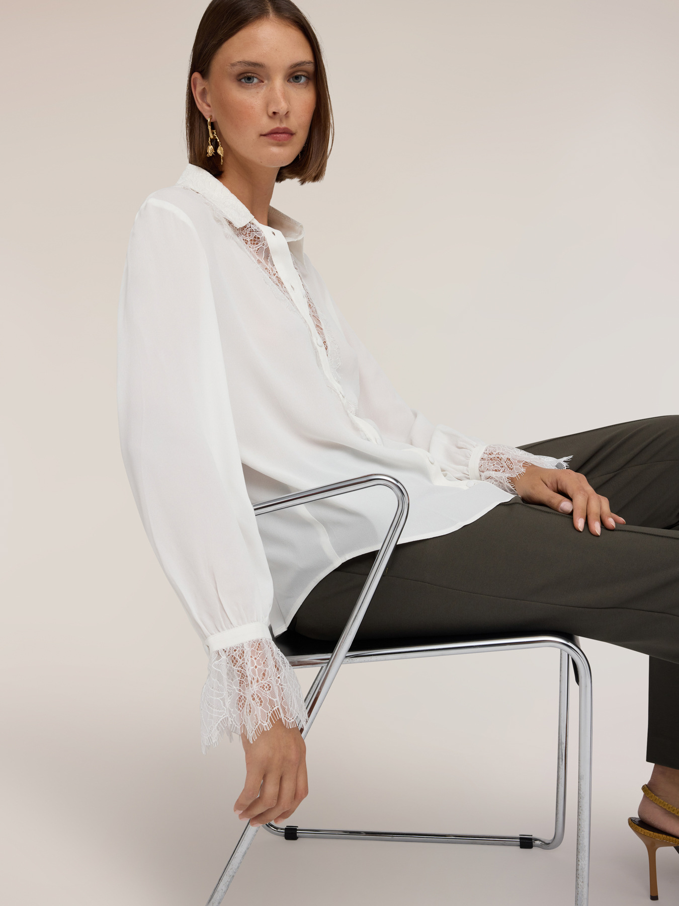 Cr&ecirc;pe de chine shirt with lace inserts image number 3