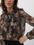Blusa con lazo y estampado de cachemir image number 2