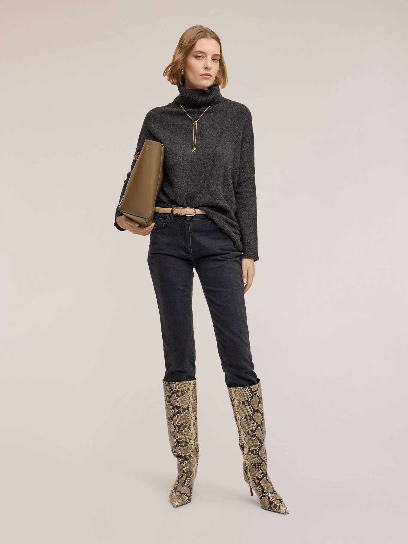 Maglia dolcevita over image number 2