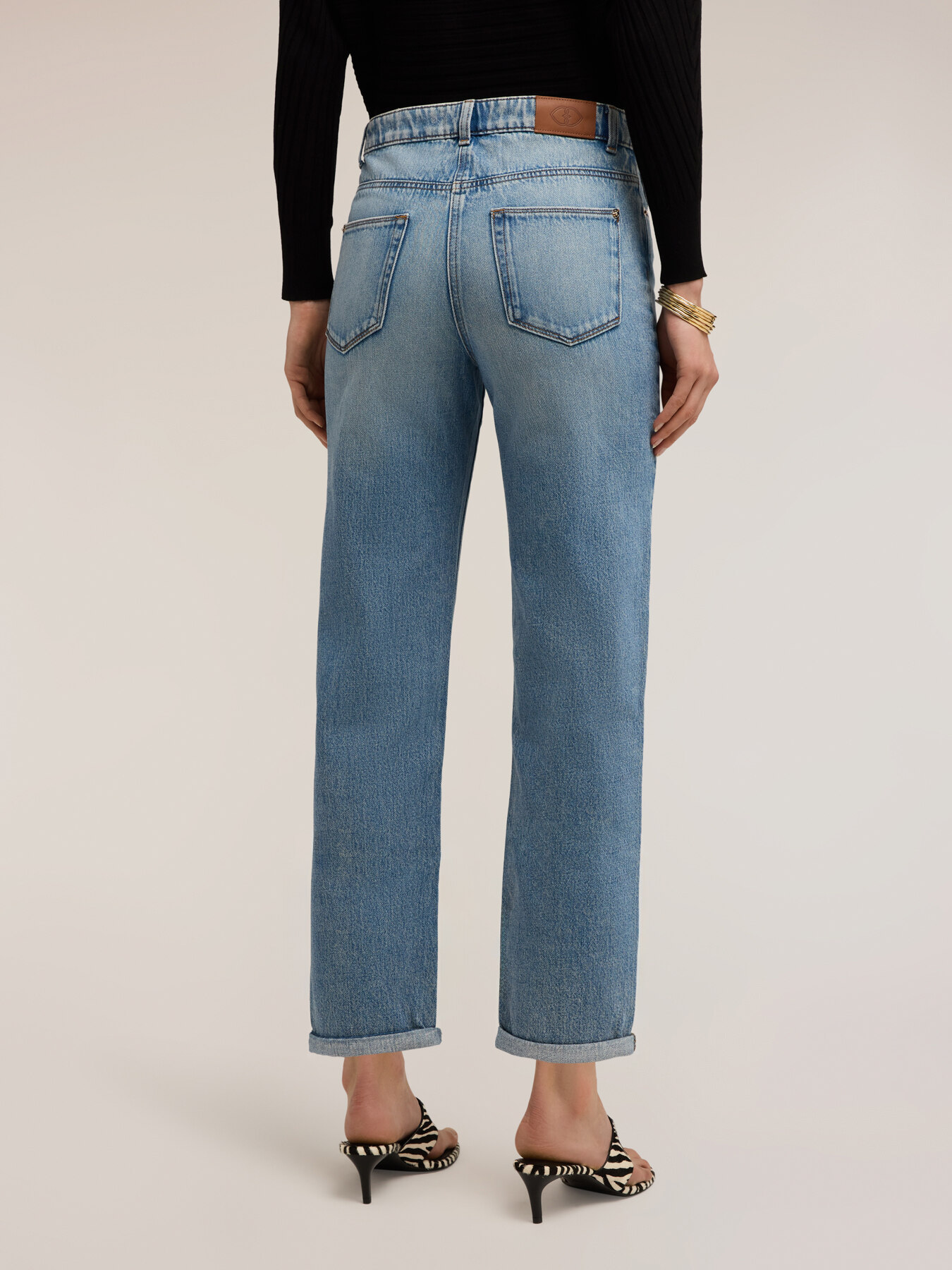 Boyfriend jeans with turn-up image number 1