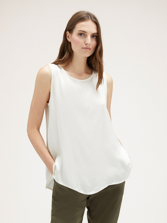 Top with back buttoning motif