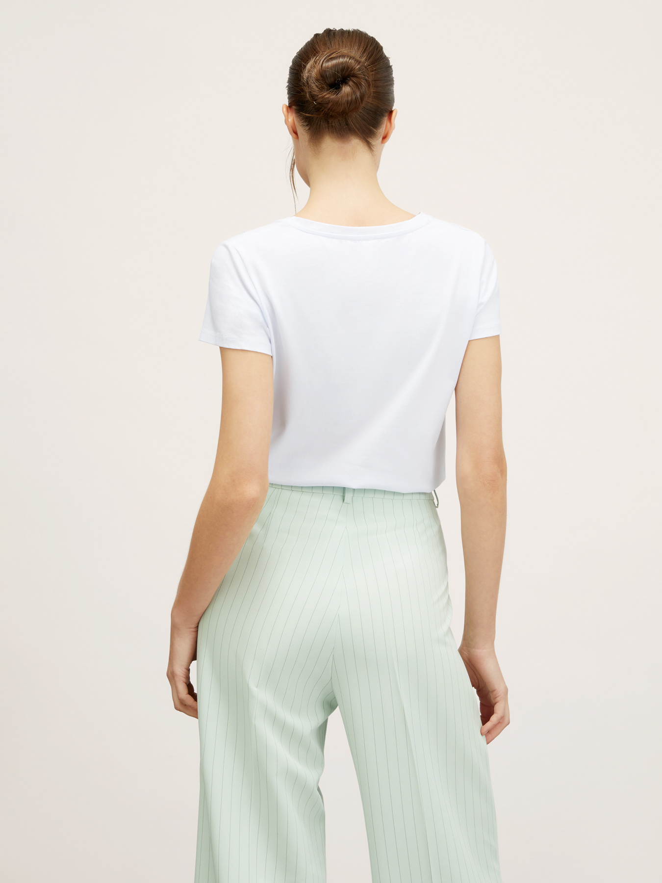 T-shirt scollo a v con ricamo di pietre image number 1