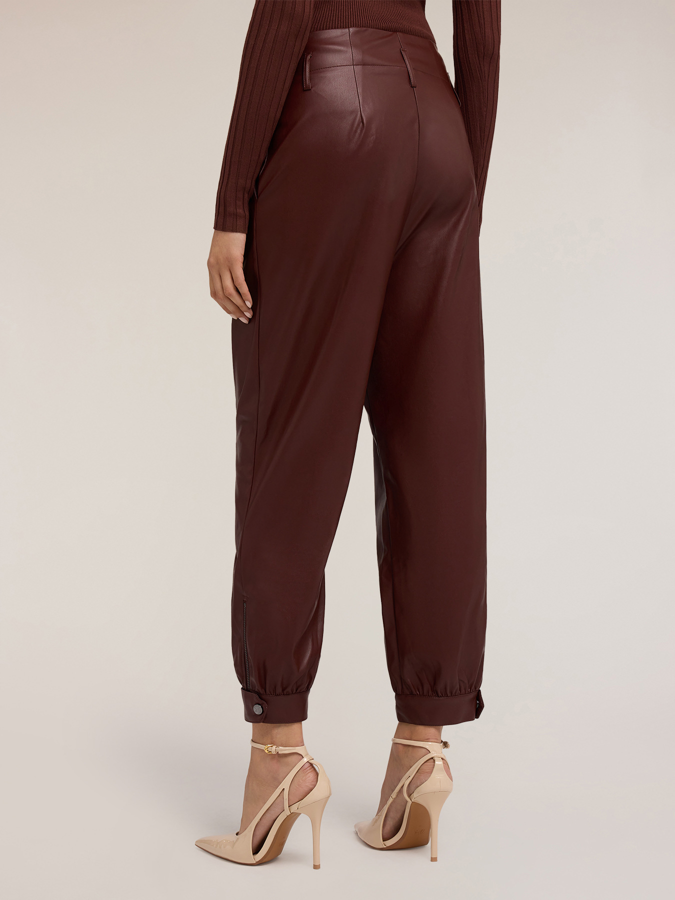 Pantaloni con pinces in tessuto spalmato image number 1