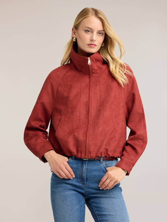 Chaqueta corta con cuello alto y cremallera