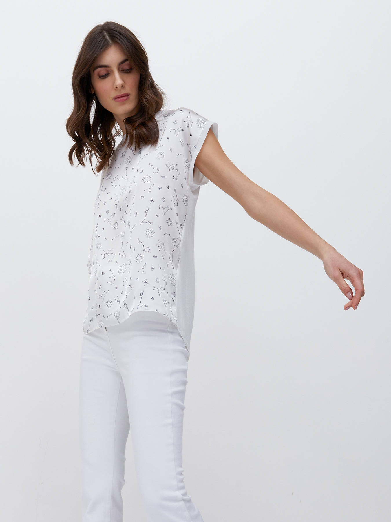 Camiseta bimateria con estampado de constelaciones image number 2