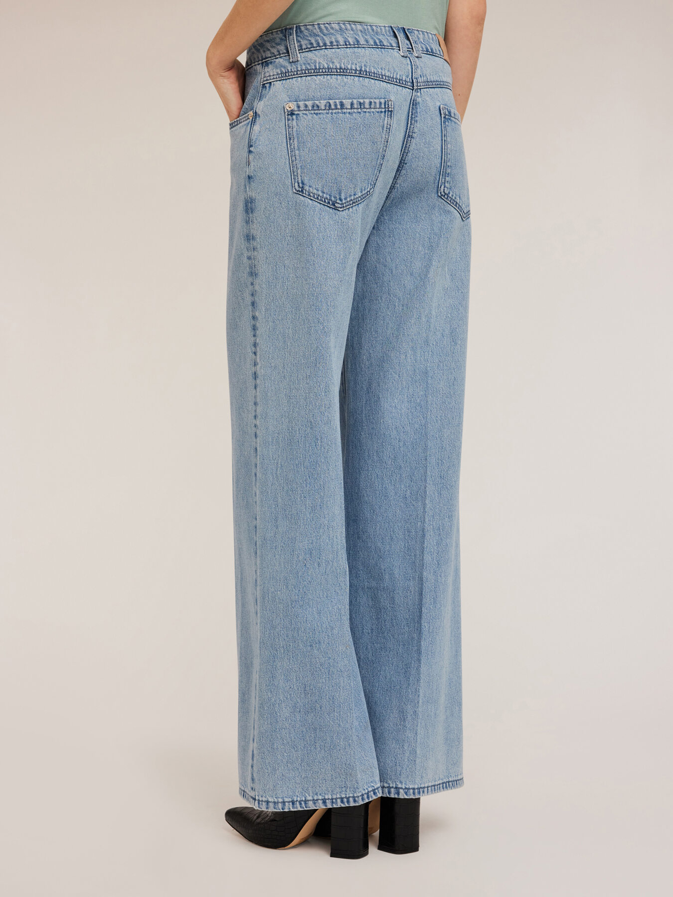 Hellblaue Jeans mit weitem Bein image number 1