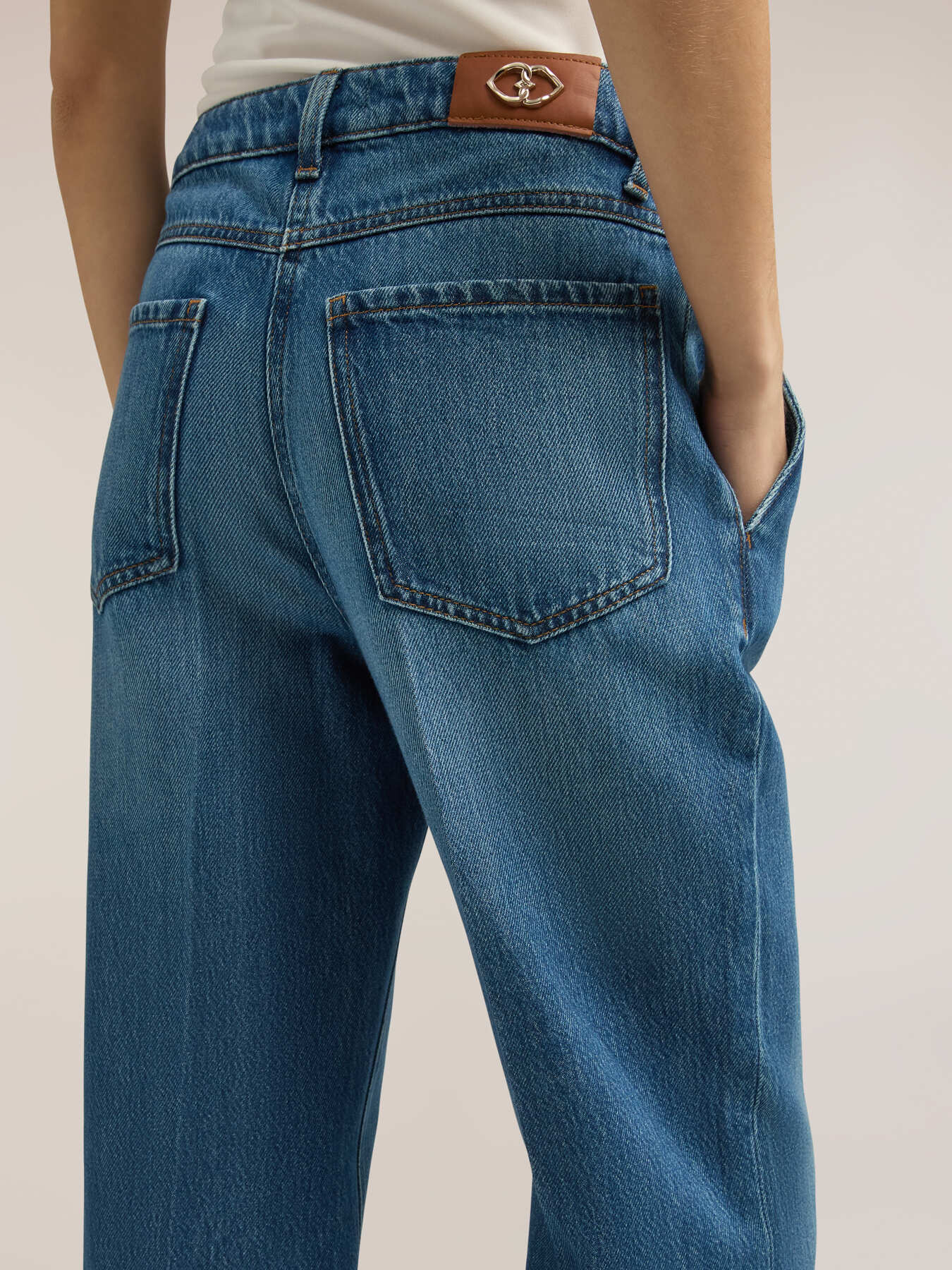 Jeans flare con tasche image number 3