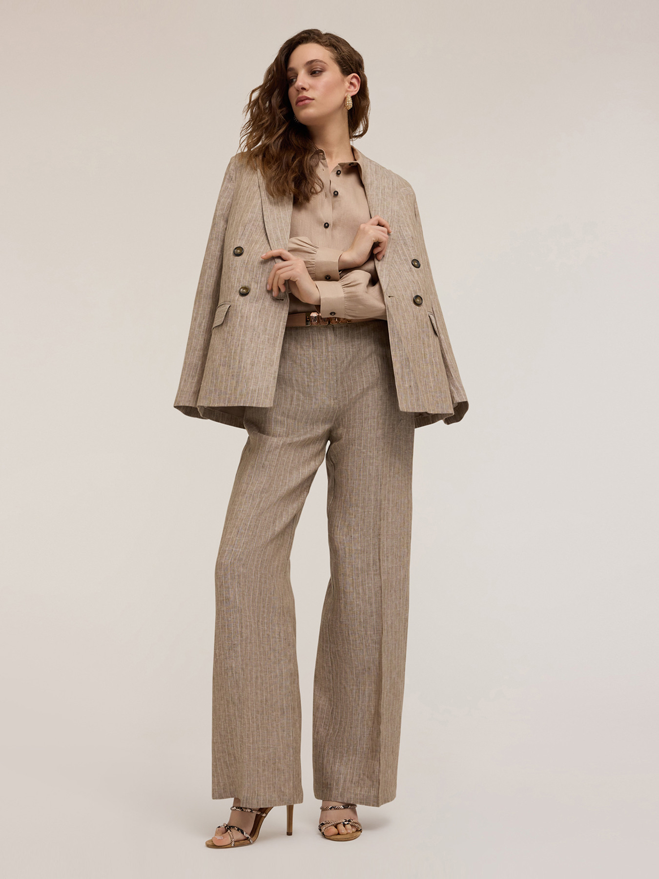 Pantalones modelo palazzo de raya diplom&aacute;tica en lino image number 0