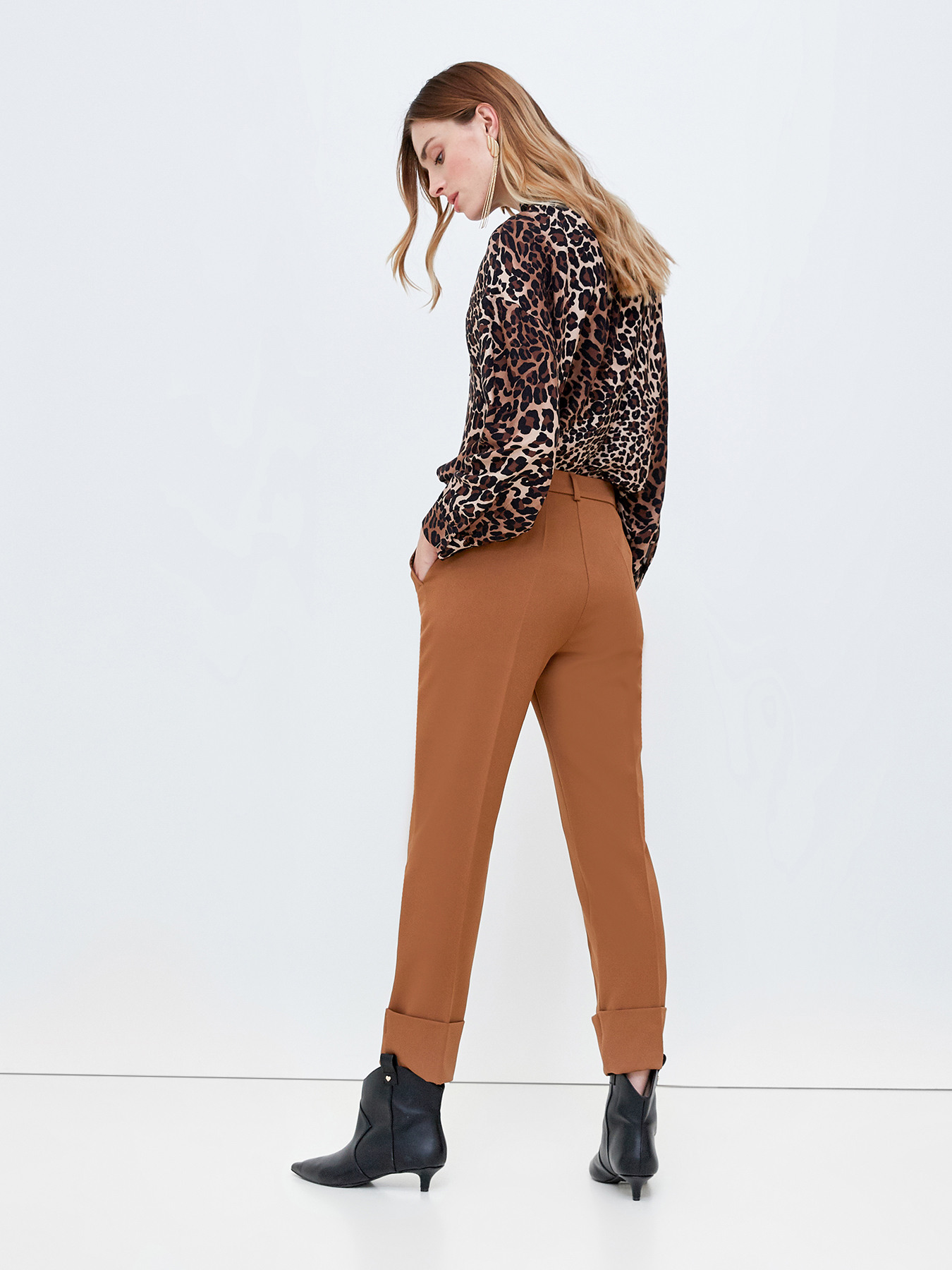 Blusa con collo fusciacca fantasia animalier image number 1