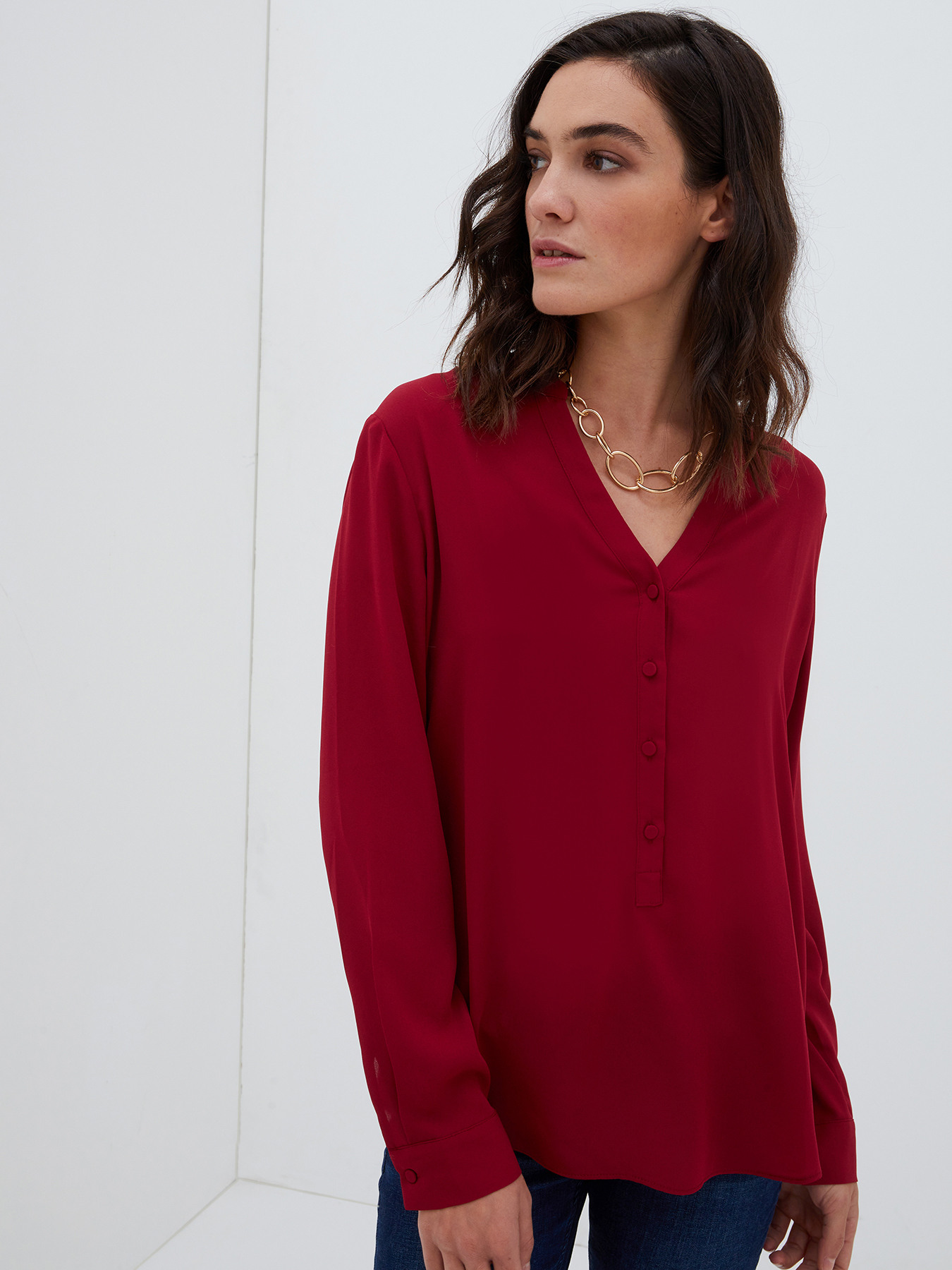 Weich fallende Bluse mit Henley-Ausschnitt image number 0