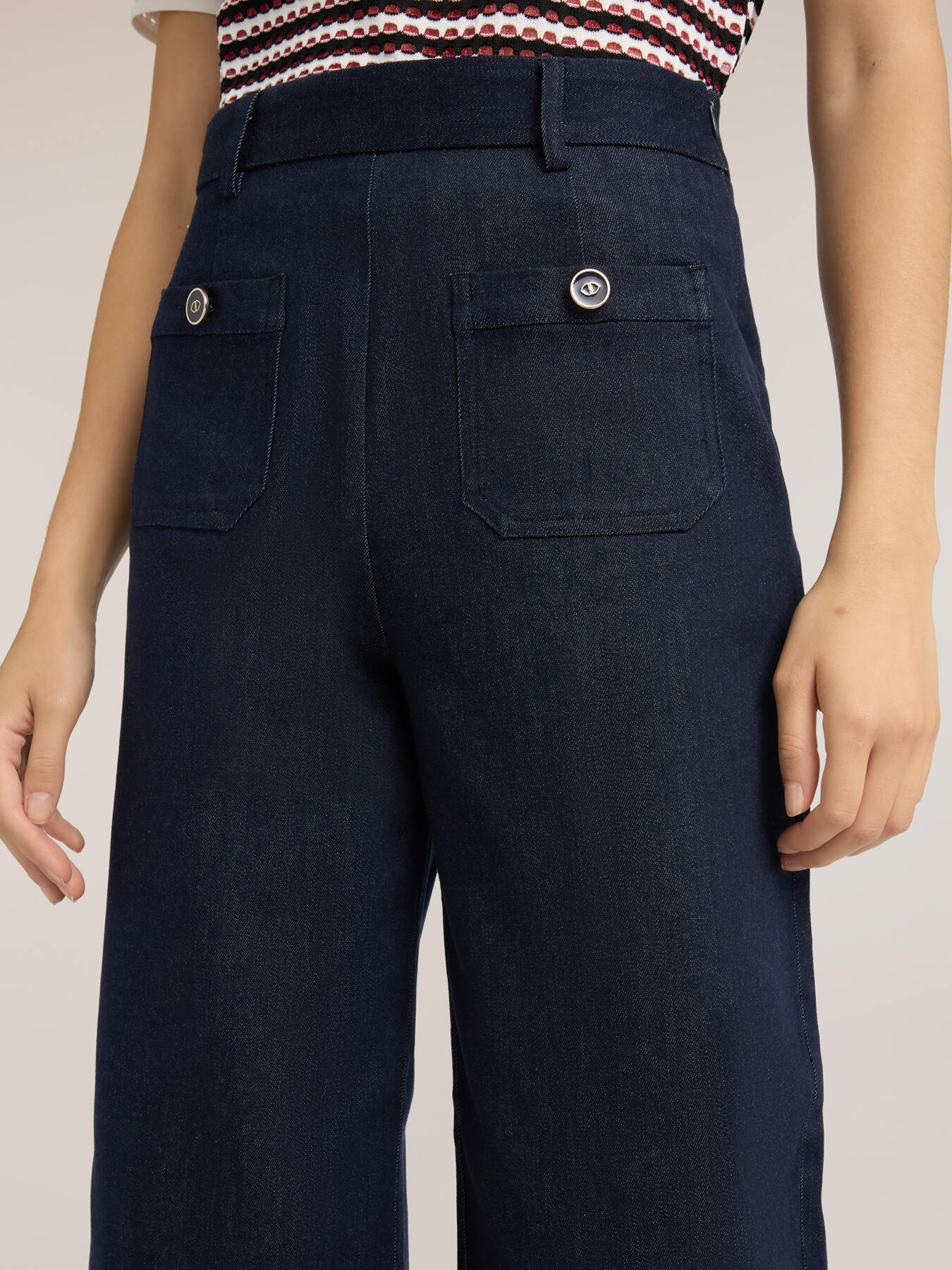 Jeans cropped wide leg con bottoni gioiello image number 3