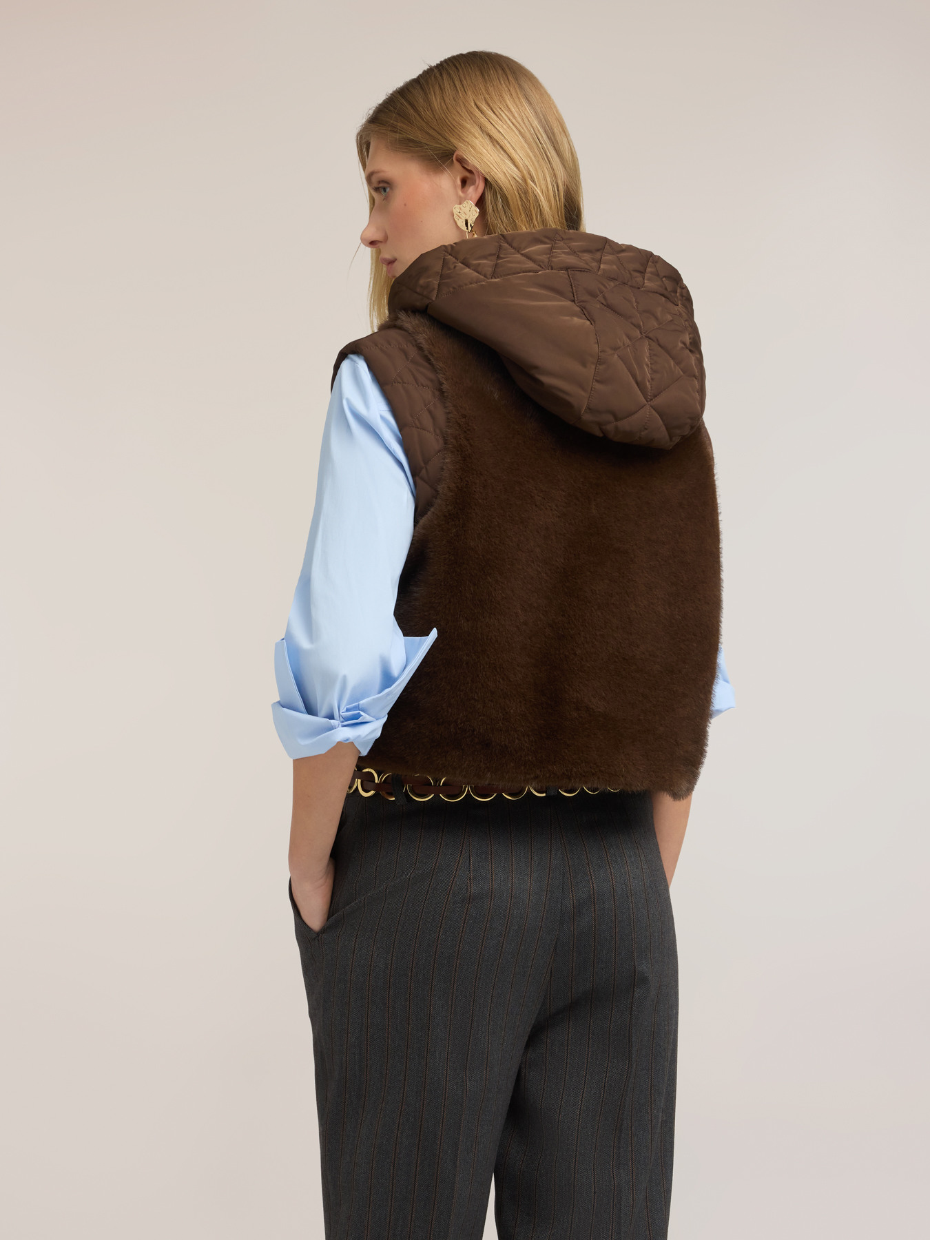 Gilet avec capuche et empi&egrave;cements matelass&eacute;s image number 1