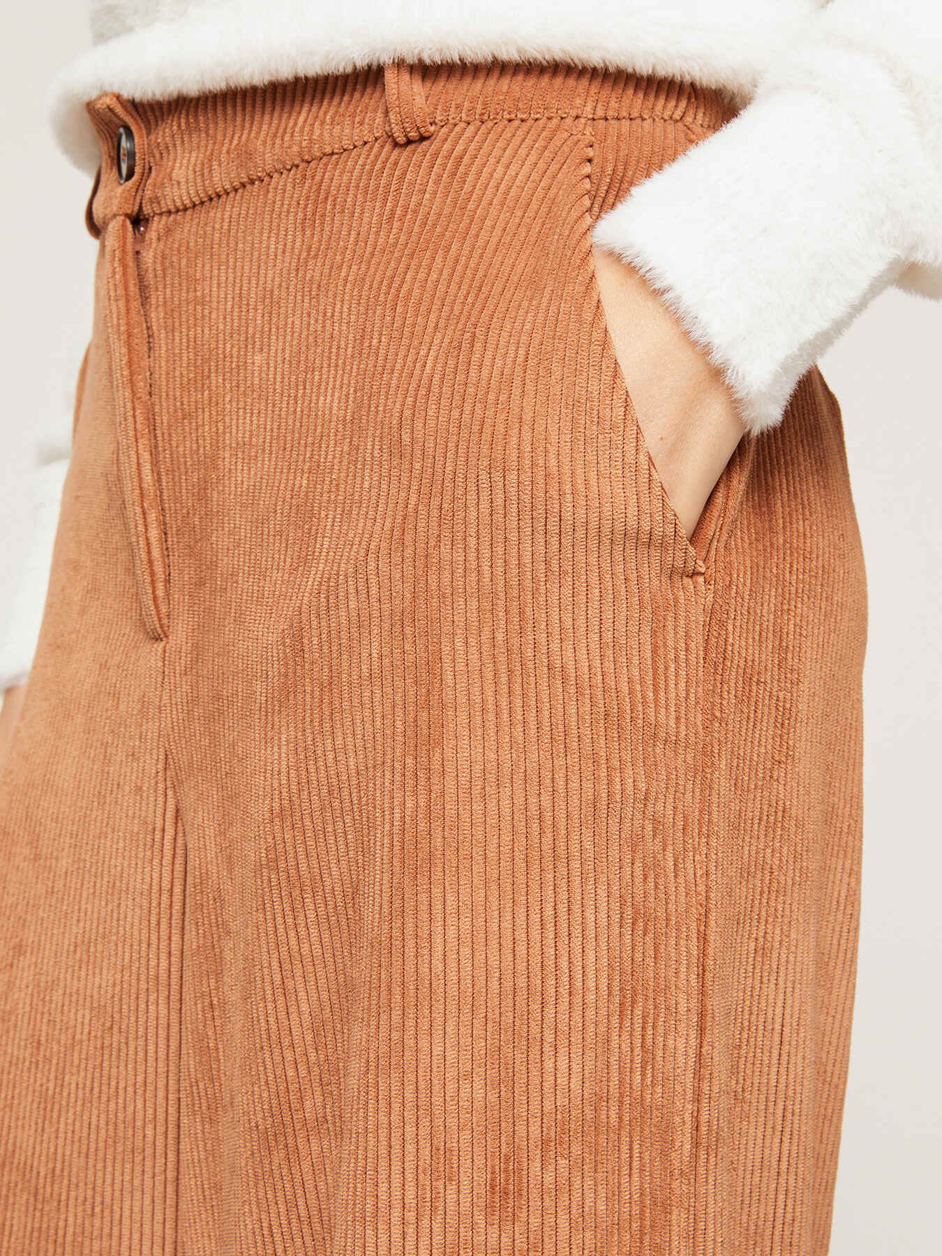 Pantalon large en velours &agrave; c&ocirc;tes image number 2