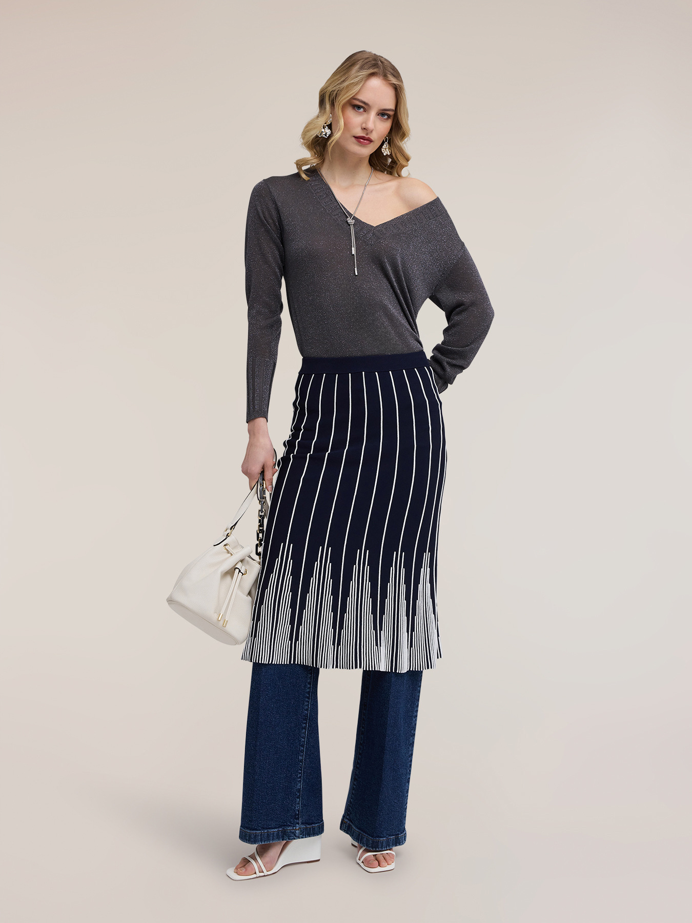 Pull col V en fil lurex image number 3