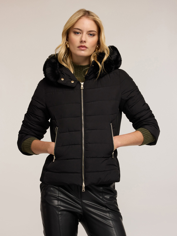 Kurze Daunenjacke mit Kapuze