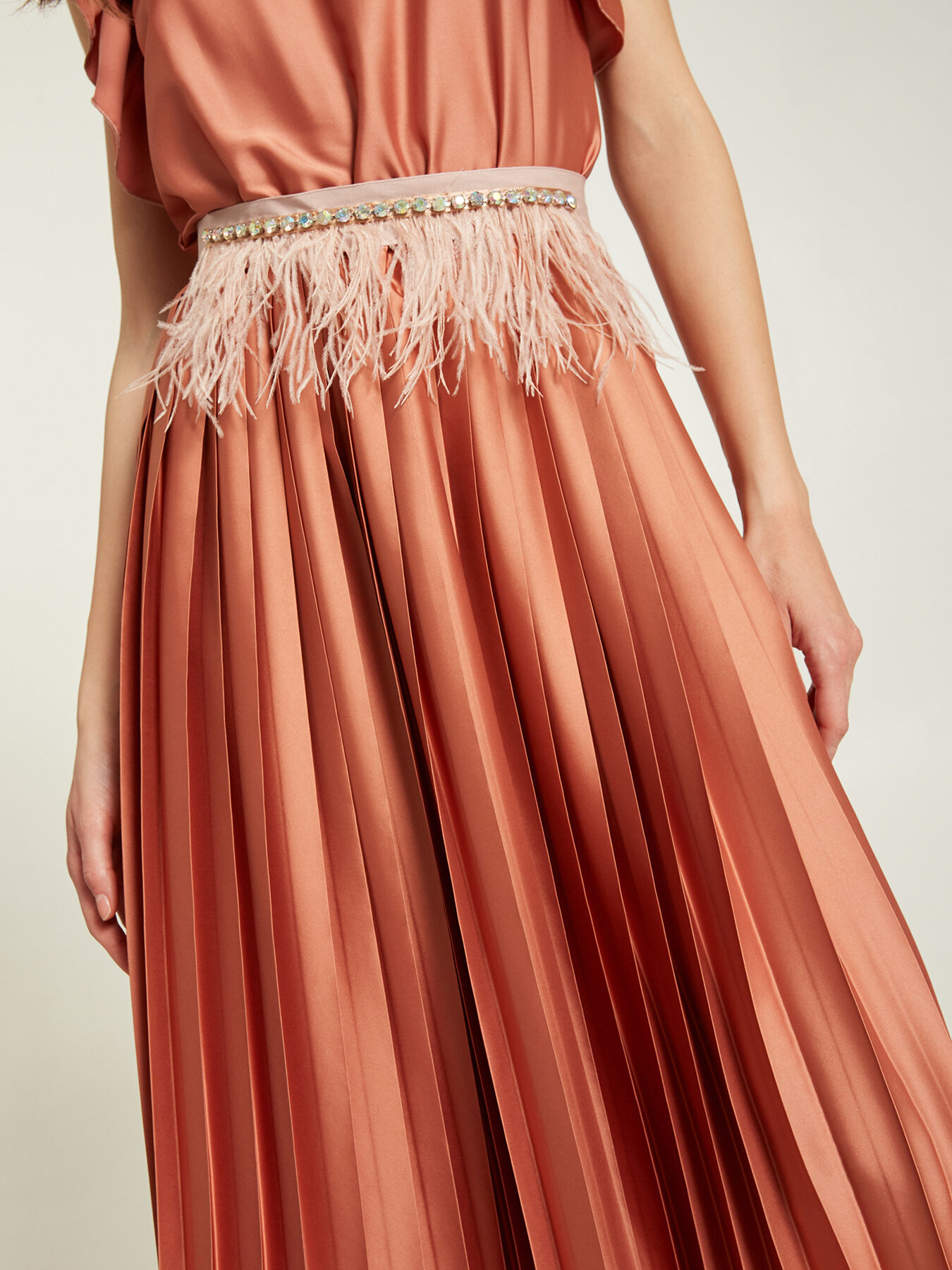 Fusciacca con pietre e piume image number 2