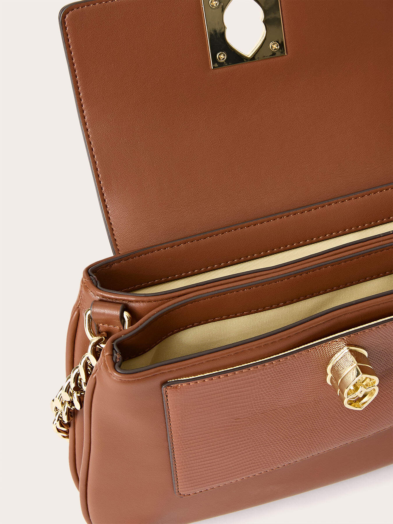 Shoulder bag with chain and flat pocket image number 4