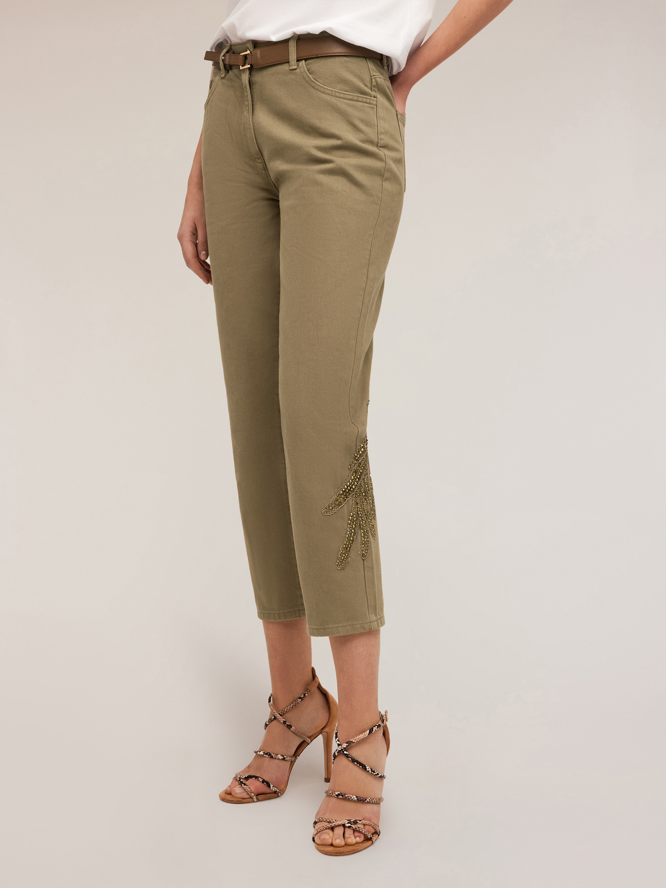 Pantaloni chino con patch ricamato image number 2