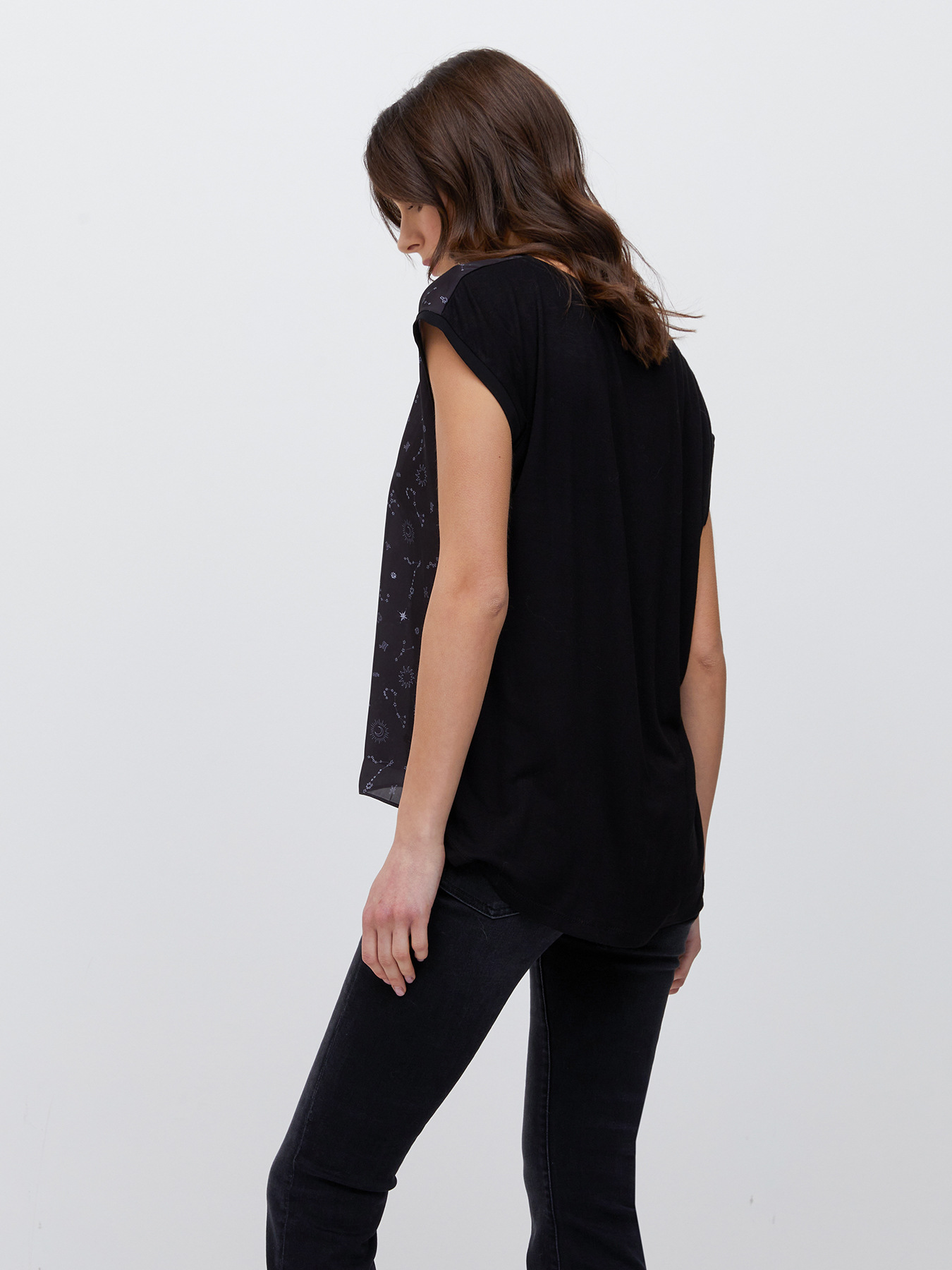 Camiseta bimateria con estampado de constelaciones image number 1