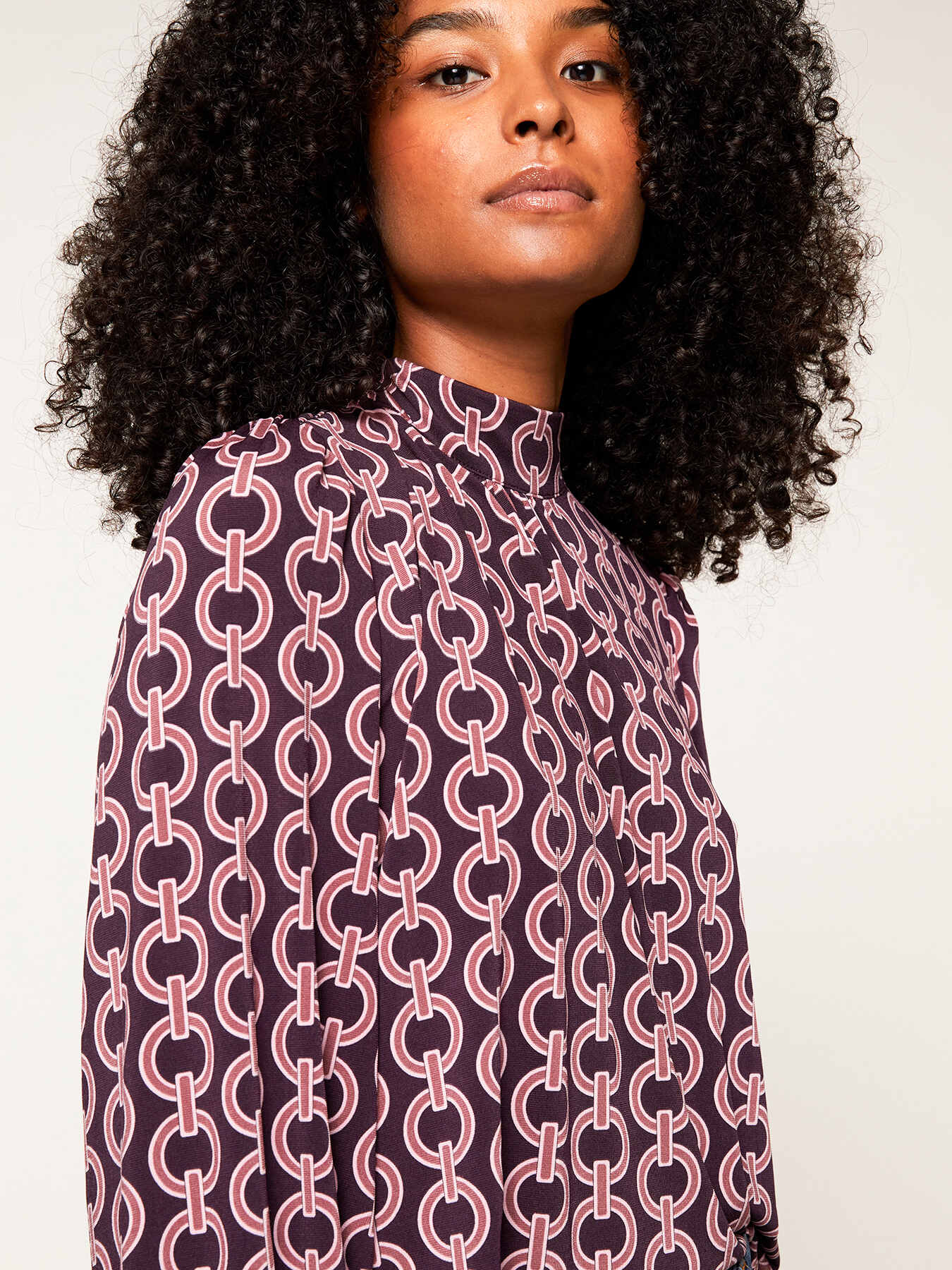 Camiseta de manga larga con estampado de cadenas image number 2