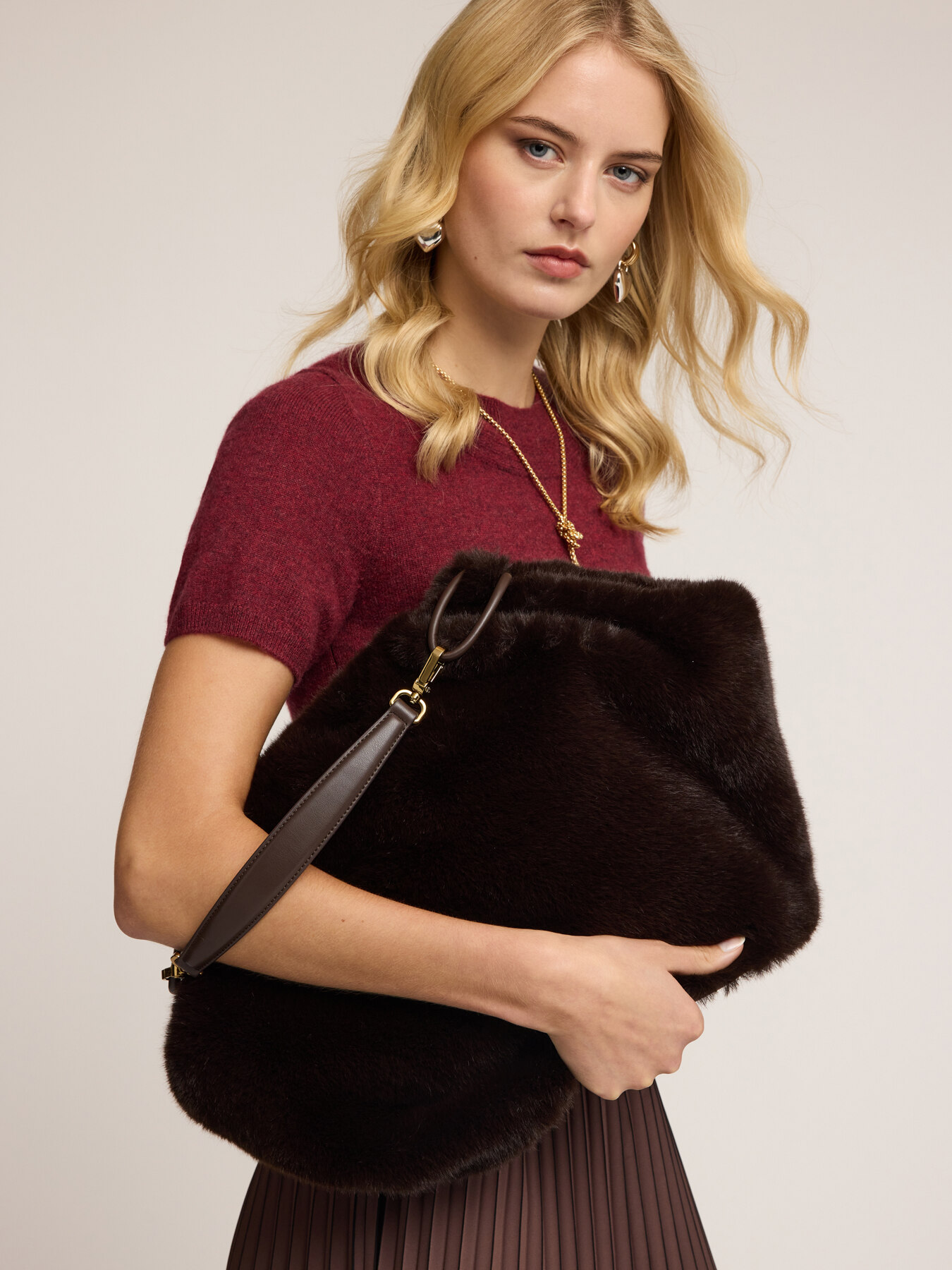 Curly shopping bag effetto peluche image number 0