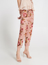 Pantalones estilo zanahoria con estampado de rosas image number 2