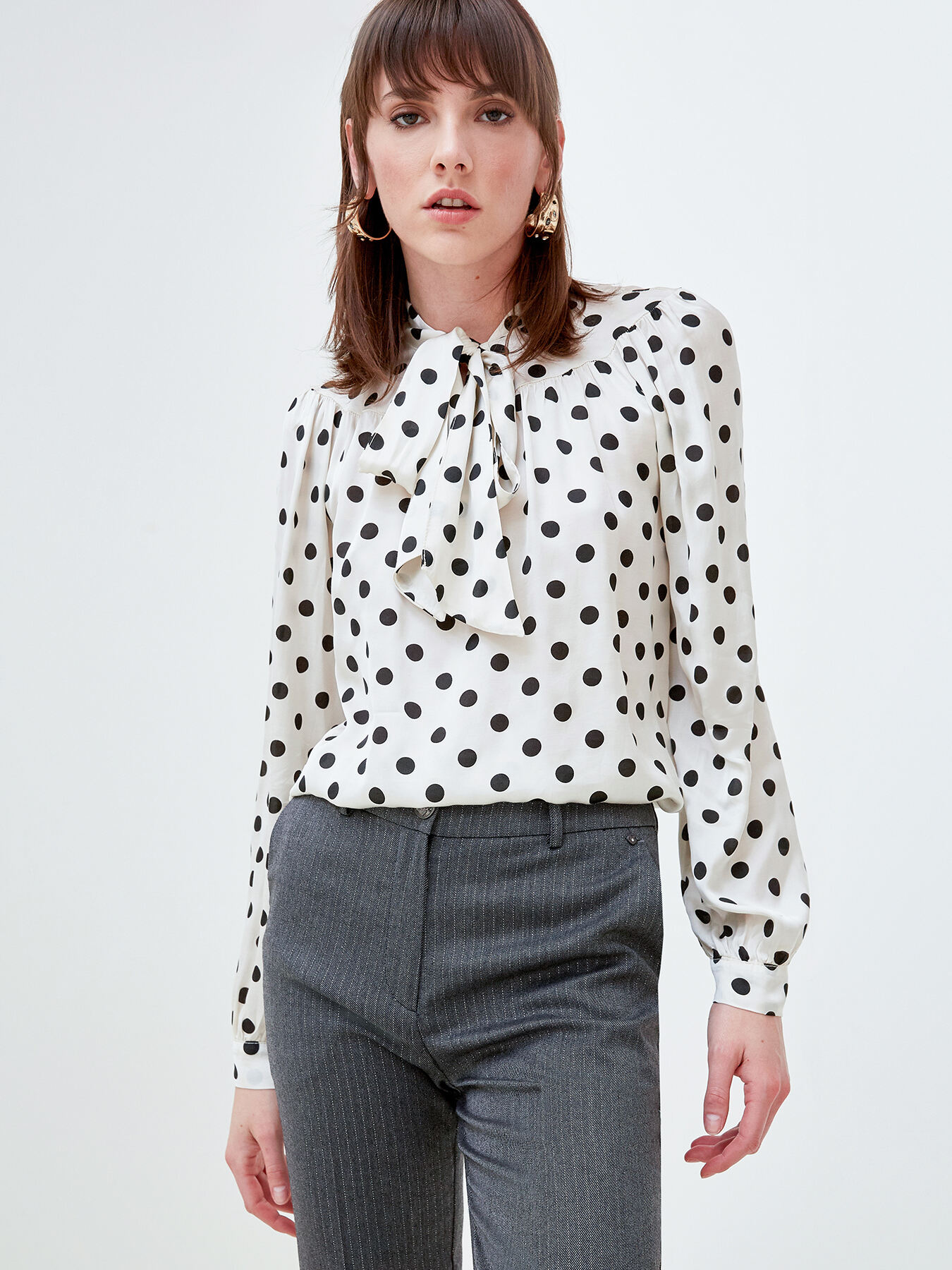 Blusa con fiocco in raso a pois image number 2
