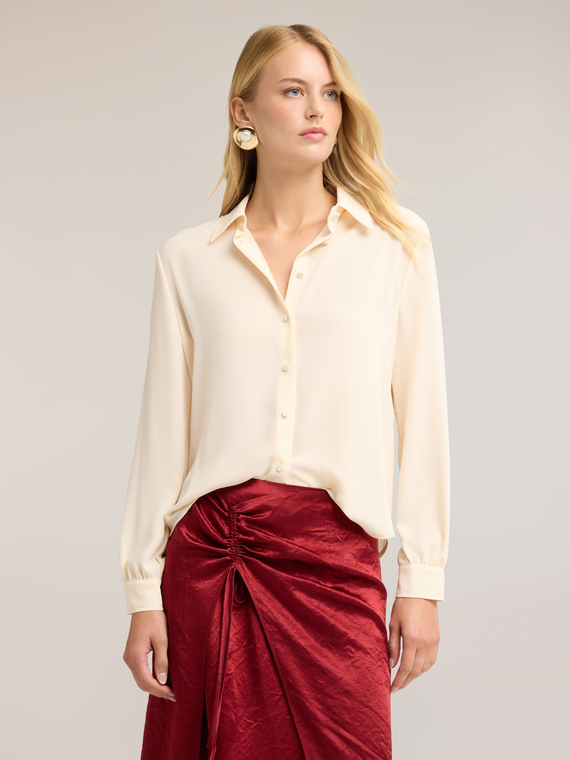Bluse aus Cr&ecirc;pe de Chine mit klassischem Kragen